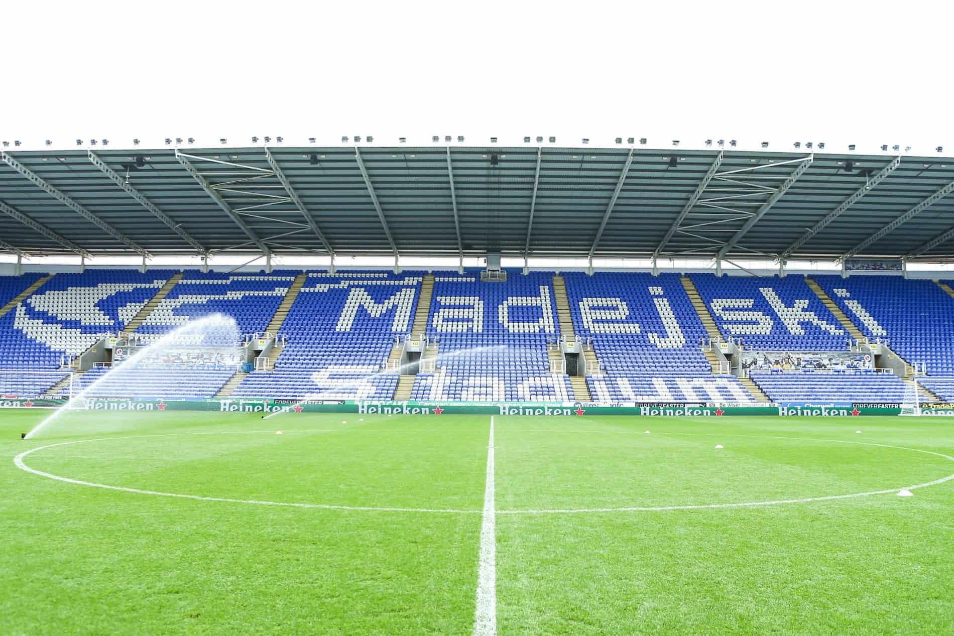 Madejski-Stadium.jpg