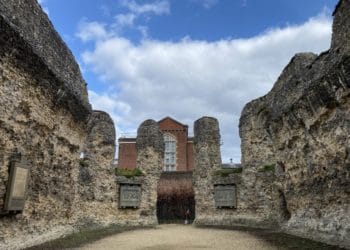 Woodley town mayor attends judicial service