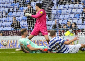 Reading v Huddersfield Town Pictures: Steve Smyth