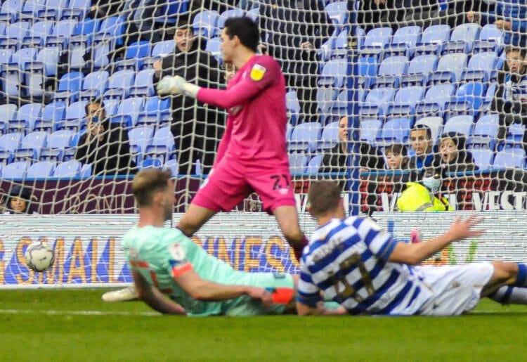Reading v Huddersfield Town Pictures: Steve Smyth