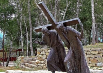 'Carry each other's burdens' Picture: Bronisław Dróżka from Pixabay