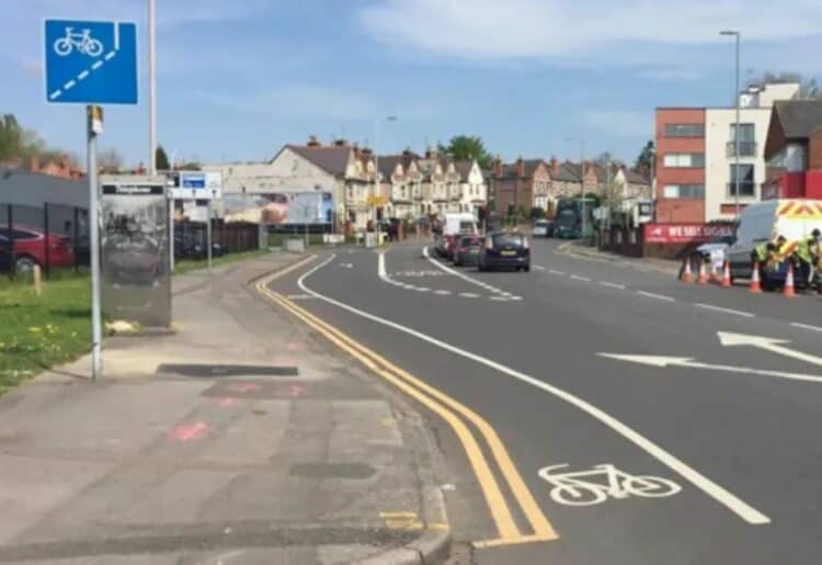 A cycle lane sign in Basingstoke Road. The Reading Cycle Campaign has argued this is incorrect. Credit: John Lee, Reading Cycle Campaign