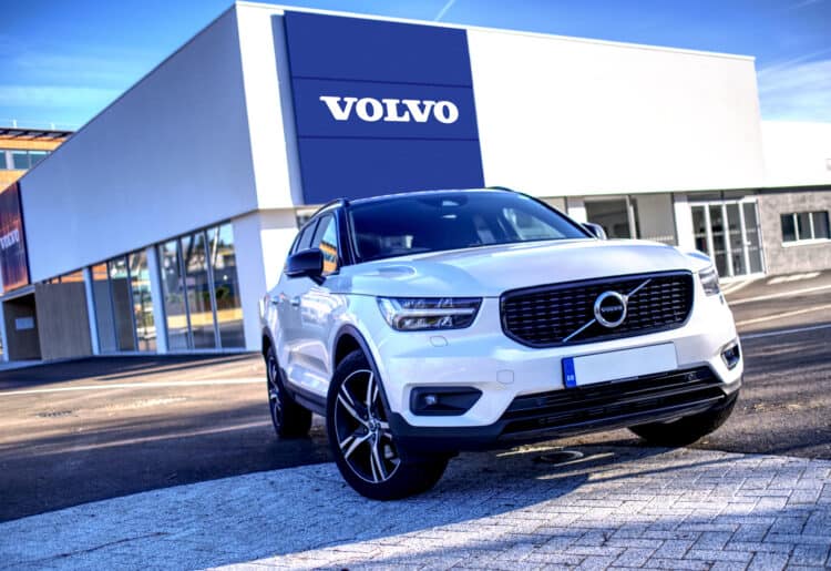 The Volvo XC40 has been voted top towing car by readers of Auto Trader
