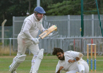 Emmbrook & Bearwood (batting) v Knotty Green James Gill batting.