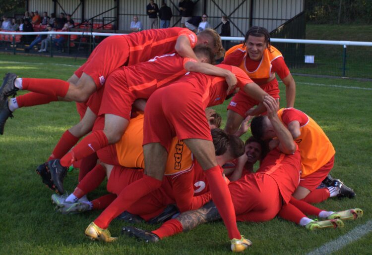 Binfield v Tonbridge Angels Pictures: Daisy Spiers