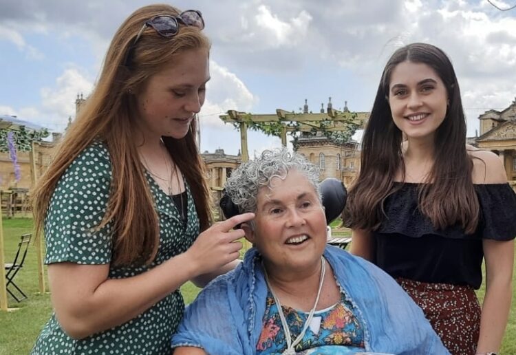 Leoni (right) with her sister Nadia and their Mum