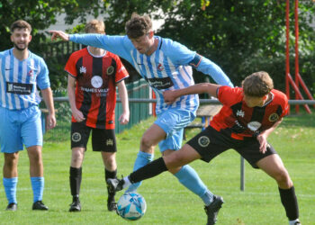 Reading YMCA v Finchampstead (blue & white shirts) Pictures: Steve Smyth