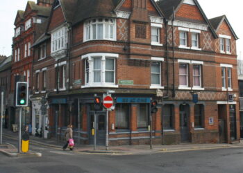 Be At One, Gun Street. Picture: Roger Templeman via Wikimedia Commons