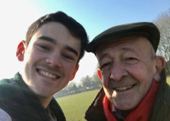 Runner raises £20,000 for hospice which cared for his father