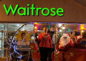 Mayor of Reading Cllr Rachel Eden, welcomes Santa Claus to Reading, with the Reading Lions Club. Picture: Courttesy of Reading Lions club