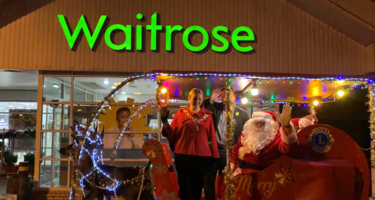 Mayor of Reading Cllr Rachel Eden, welcomes Santa Claus to Reading, with the Reading Lions Club. Picture: Courttesy of Reading Lions club