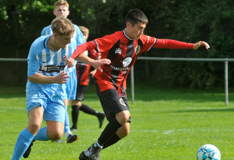 Reading YMCA v Finchampstead (blue & white shirts) Picture: Andrew Batt