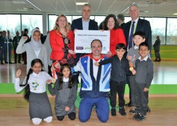 Graham Edmunds PLY officially unveils the new plaque with Cllr Rachel Eden, Cllr Adele Barnett-Ward, representatives from GLL and Pelikaan, and children from Alfred Sutton primary school. Picture: Chris Forsey, courtesy of Reading Borough Council