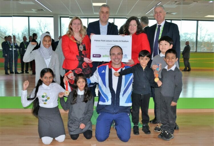 Graham Edmunds PLY officially unveils the new plaque with Cllr Rachel Eden, Cllr Adele Barnett-Ward, representatives from GLL and Pelikaan, and children from Alfred Sutton primary school. Picture: Chris Forsey, courtesy of Reading Borough Council