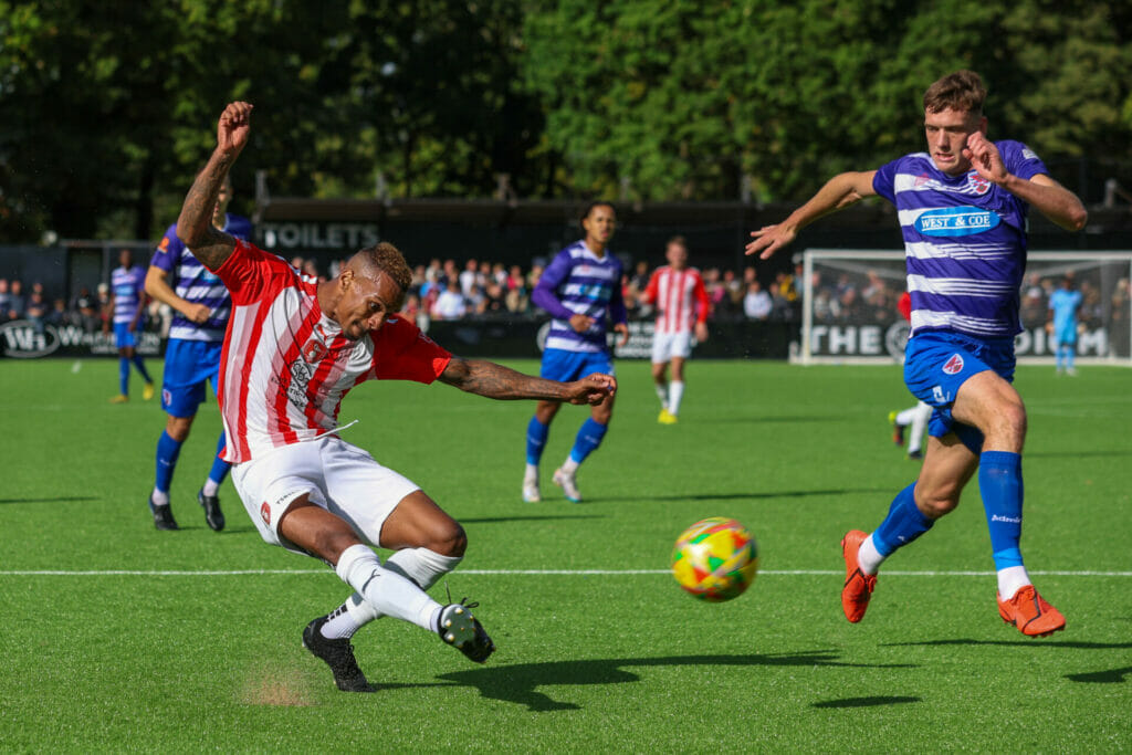 Bracknell Town v Dagenham & Redbridge Pictures: John Leakey