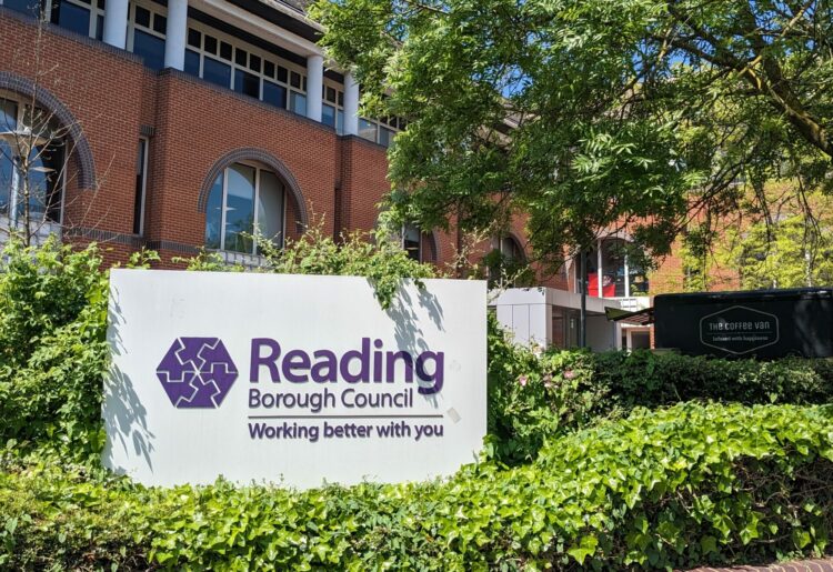 Reading Borough Council has announced that a new pedestrian and cycle bridge is set to be put in place this weekend.