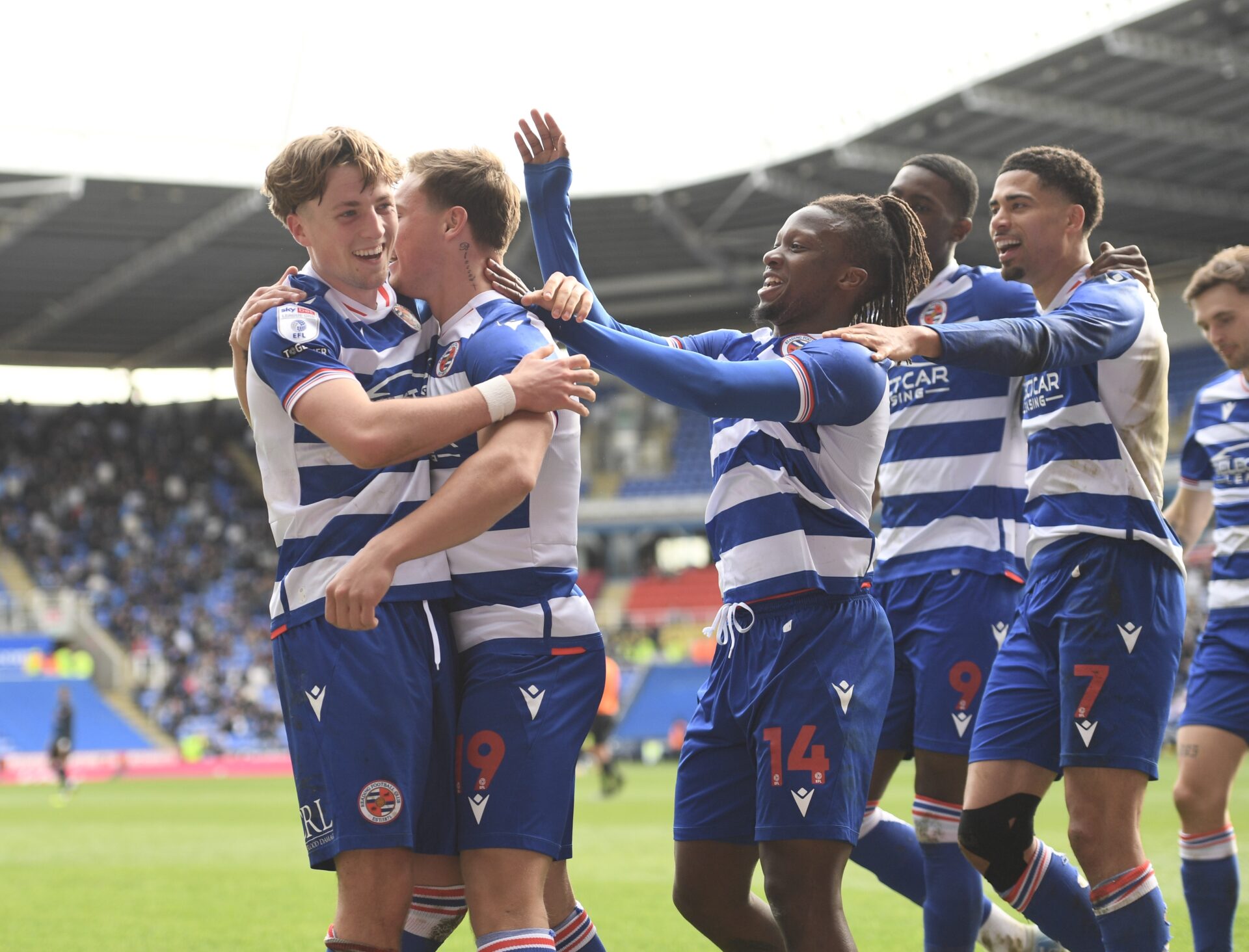 PICTURE GALLERY Reading FC Move Into League One Top Six Reading 
