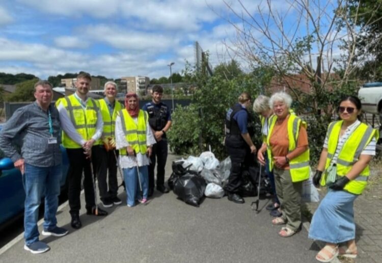 The West Reading Safer Neighbourhood Forum litter pick, that began at the Dee Space Community Centre in Norcot. Credit: Supplied by Councillor Mamuna Naz /The West Reading Safer Neighbourhood Forum