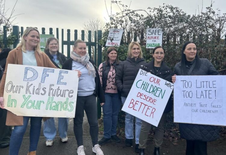 The protest at Oakbank School in Ryeish Green. Credit: Ruth Lucas, Local Democracy Reporting Service