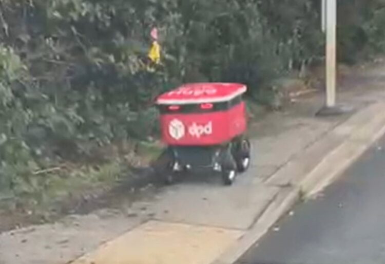 A DPD robot travelling along the pavement after crossing the road in Whitley Wood Lane, Reading. Credit: UGC