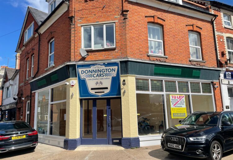 The closed Donnington Cars business in Erleigh Road, East Reading. An application has been submitted to convert it for commercial uses. Credit: James Aldridge / LDRS