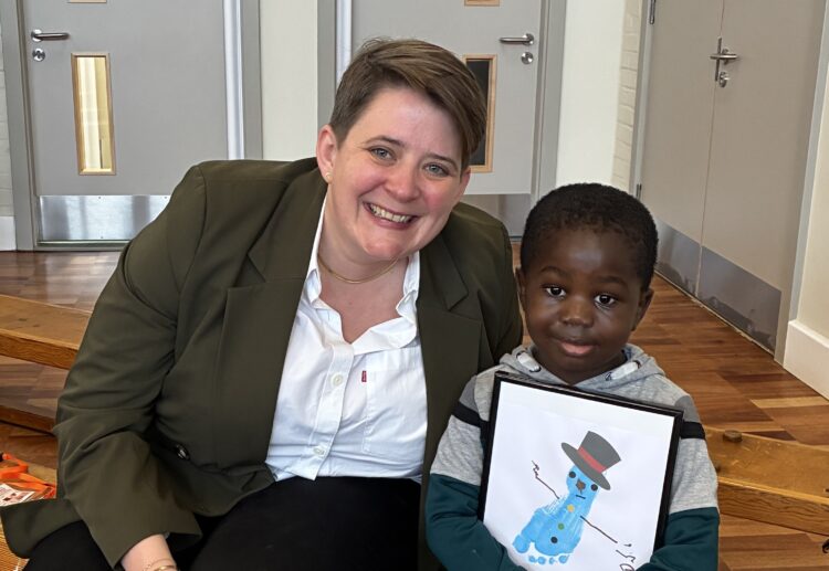 Reading West and Mid Berkshire MP Olivia Bailey has visited a school in West Reading to congratulate the winners of a festive competition this week.