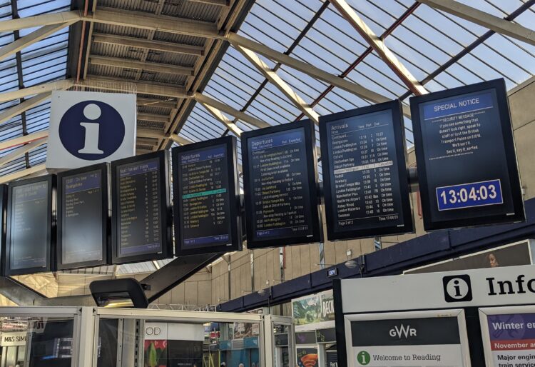 Services between Reading and Paddington have been cancelled after a freight train failed while on the line east of Reading Station, blocking all rail lines.