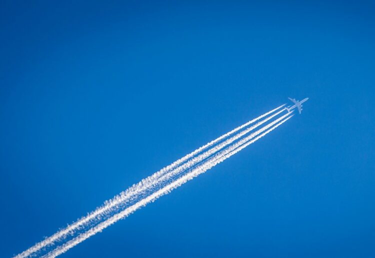 The new project will develop sensors to better understand and reduce the climate impact of condensation trails from air travel. Picture: William Hook, via UnSplash