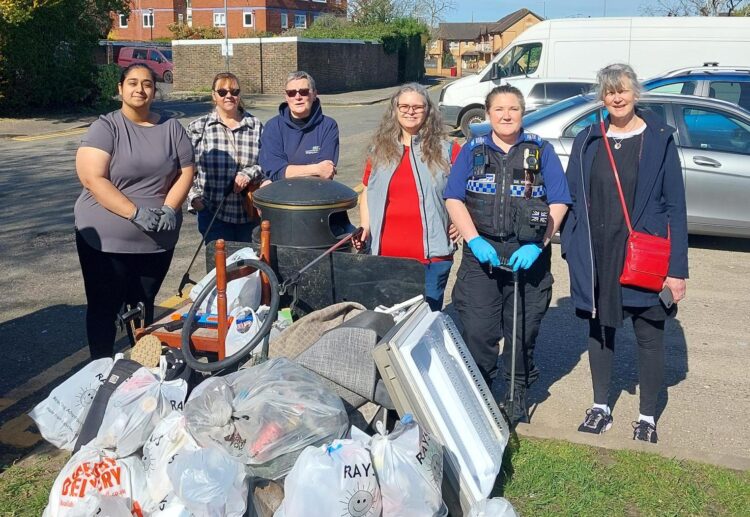 Community litter pick Picture: Thames Valley Police