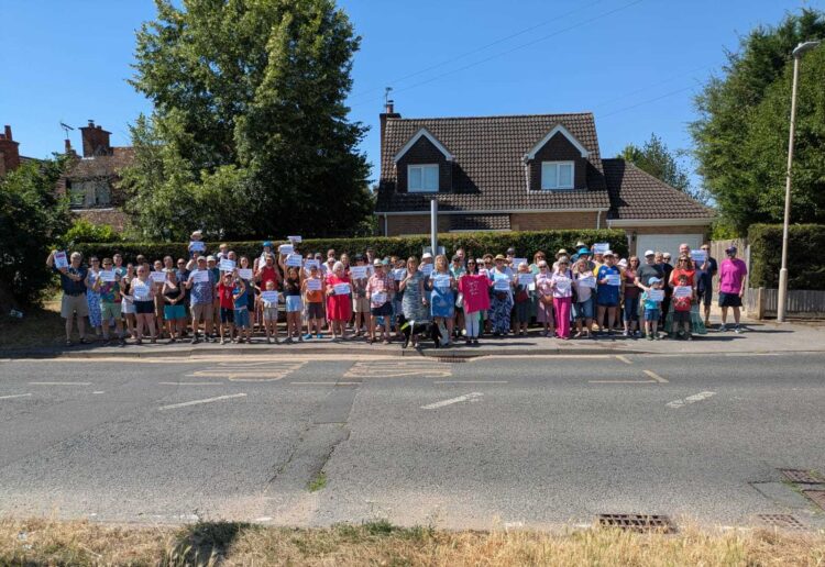 Councillors Saadia Saadat and Isobel Ballsdon both Conservative, Caversham Heights, with neighbours, pushing for the 22 Reading Buses service to be retained. Credit: Councillor Saadia Saadat